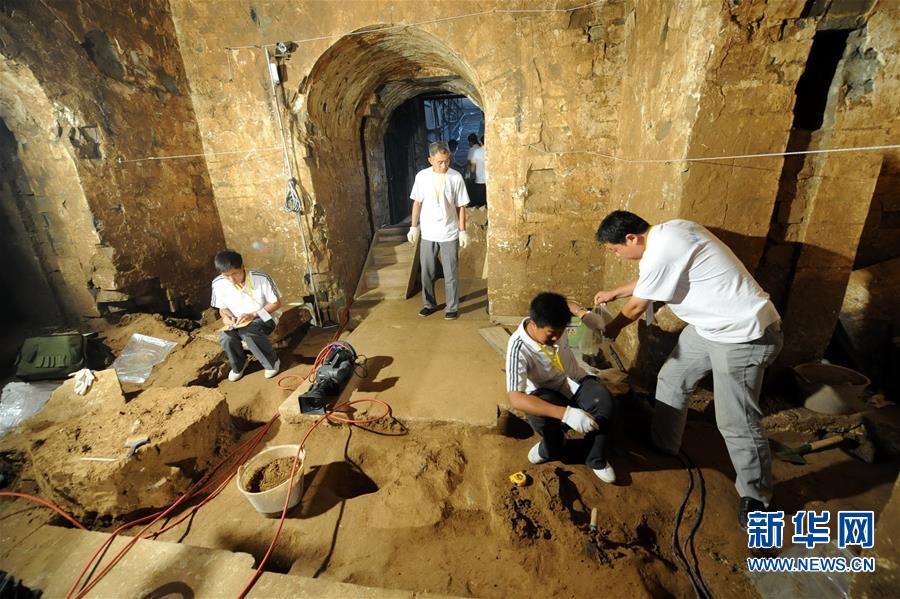 考古人员在河南安阳曹操高陵考古现场清理（2010年6月12日摄） 。