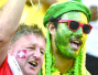 世界杯球迷在脸上画上国旗和国家主色助威喝彩：怎么画的？