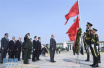 秘鲁总统库琴斯基向人民英雄纪念碑敬献花圈（高清）