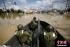 日本自卫队乘船驰援洪水灾区