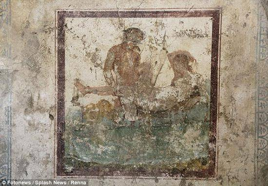 据英国《每日邮报》12月7日报道，近日有研究团队在庞贝古城进行考古时发现了一家妓院，上面的壁画向我们展示了两千多年前古代意大利人的“风情万种”。