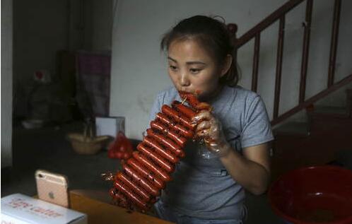 农村网红的高收入生活:直播连虫子都吃-中国搜