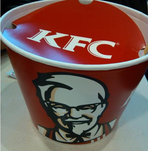 女子嫌KFC全家桶不够一家人吃索赔1.4亿