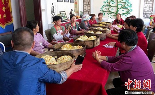 资料图：西宁市民制作青海传统月饼迎中秋佳节。图为已经蒸好出锅的青海传统月饼。仲应福 摄
