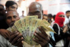 200亿张纸币作废 印度政府五折回收旧钞人民损失惨重