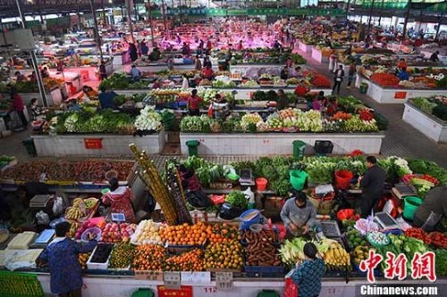 资料图：市民购新鲜蔬菜。 <a target='_blank' href='http://www.chinanews.com/'>中新社记者 胡雁 摄