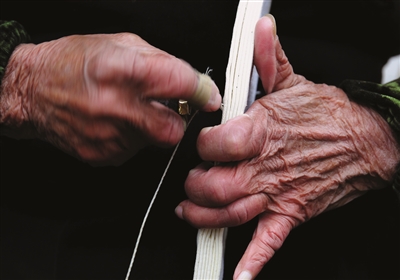 浙江一群老奶奶热衷手工棉鞋 10年做5万双纯手