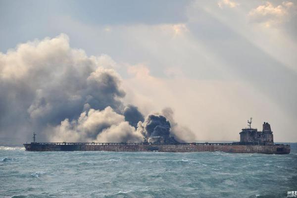 东海13万吨油轮撞船起火3