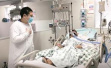 父亲肺移植手术后反应迟缓，儿子用歌声唤醒父亲助他走出病房