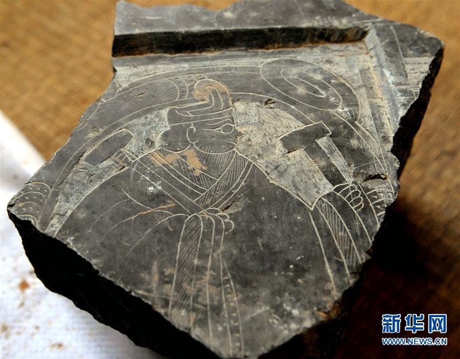 这是在河南安阳曹操高陵考古发掘出土的人物画像石残块（2009年12月30日摄）。