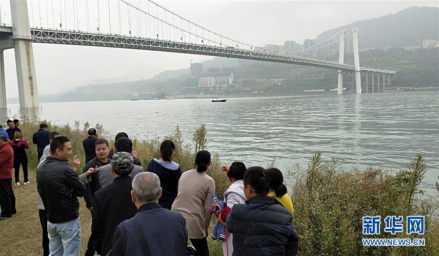 #（突发事件）（1）重庆万州长江二桥公交车冲入长江事故已打捞起一具遇难者遗体 