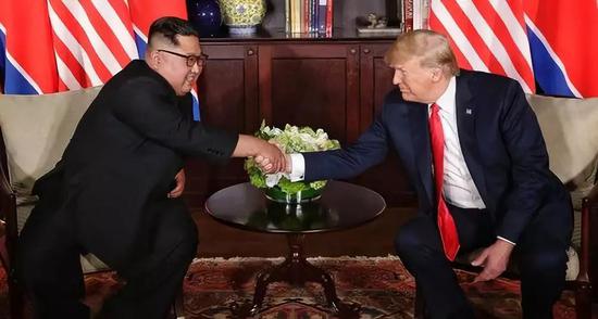  6月12日，朝鲜最高领导人金正恩（左）与美国总统特朗普在新加坡举行会晤。
