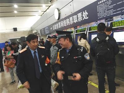  北京西站北广场，执勤民警和站内工作人员在巡视。