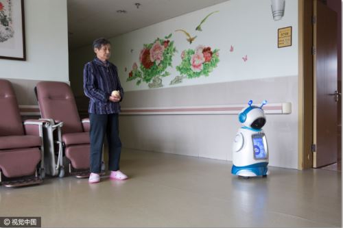 养老院里来了机器人陪护 老人却说它代替不了