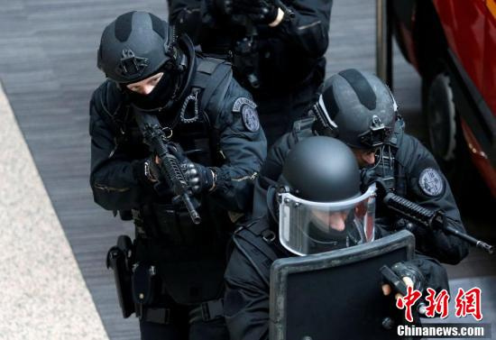 比利时布鲁塞尔举行反恐演习 法国特种部队参