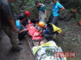 北京16驴友爬野山迷路1人坠崖 救援人员施救