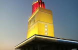 南京长江大桥桥头堡试亮灯　三面红旗“飘”起来