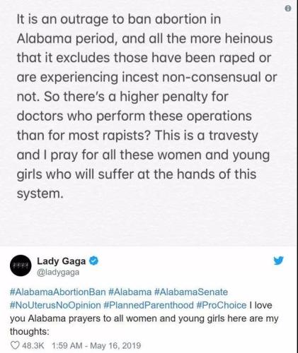资料图：LadyGaga在社交平台上发文反对反堕胎法案。(图片来源：社交媒体截图)