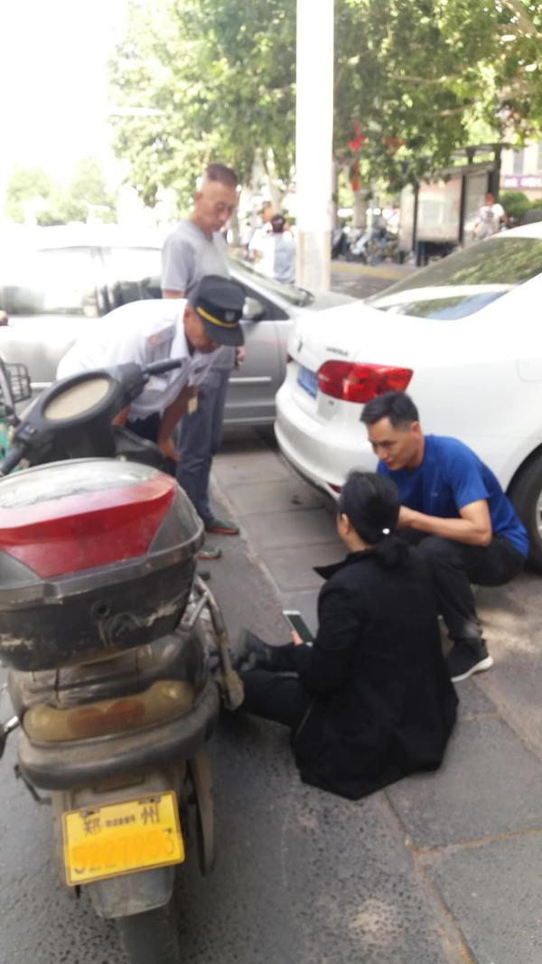郑州一女司机错把油门当刹车 骑车大妈被吓翻在地
