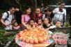 深圳野生动物园为小长颈鹿举办“520”生日庆祝会