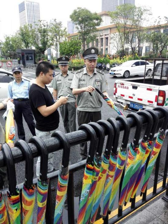 共享雨伞刚进杭州一天就被清理 这是怎么回事？