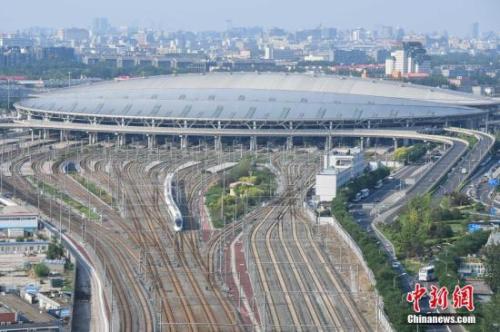 6月26日，由上海虹桥站始发的G124次“复兴号”高铁列车准时抵达北京南站。中新社记者 崔楠 摄