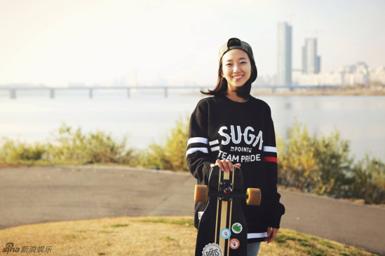 韩国滑板女神不仅美 还是一本行走的穿搭指南