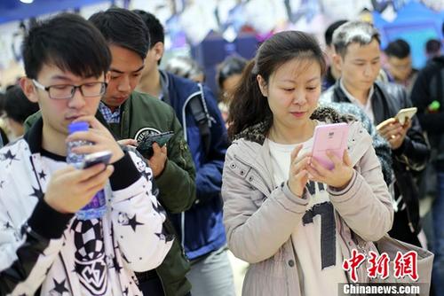 图为市民使用手机参加网络互动游戏。(资料照片)<a target='_blank' href='http://www.chinanews.com/'>中新社记者 泱波 摄