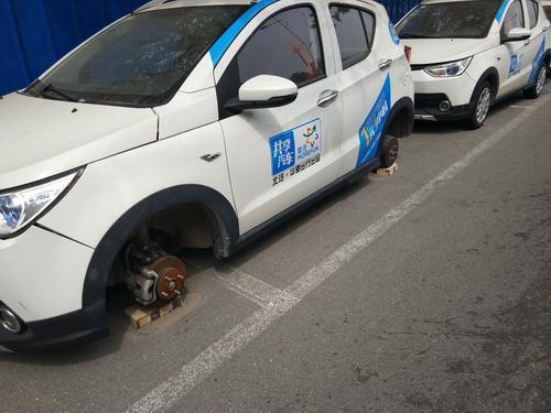郑州街头多辆共享汽车轮胎被人卸掉 怎么回事？