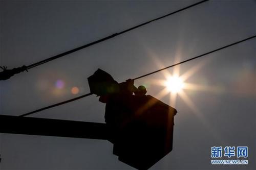 9月4日，重庆热力十足，技术工人在烈日下工作。来源：新华社