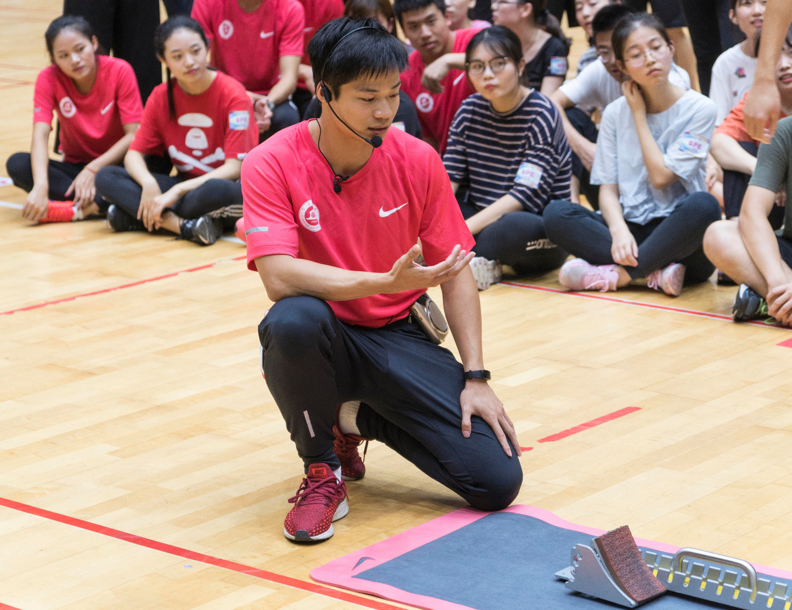 10月15日，苏炳添向学生们介绍起跑器的作用和用法。