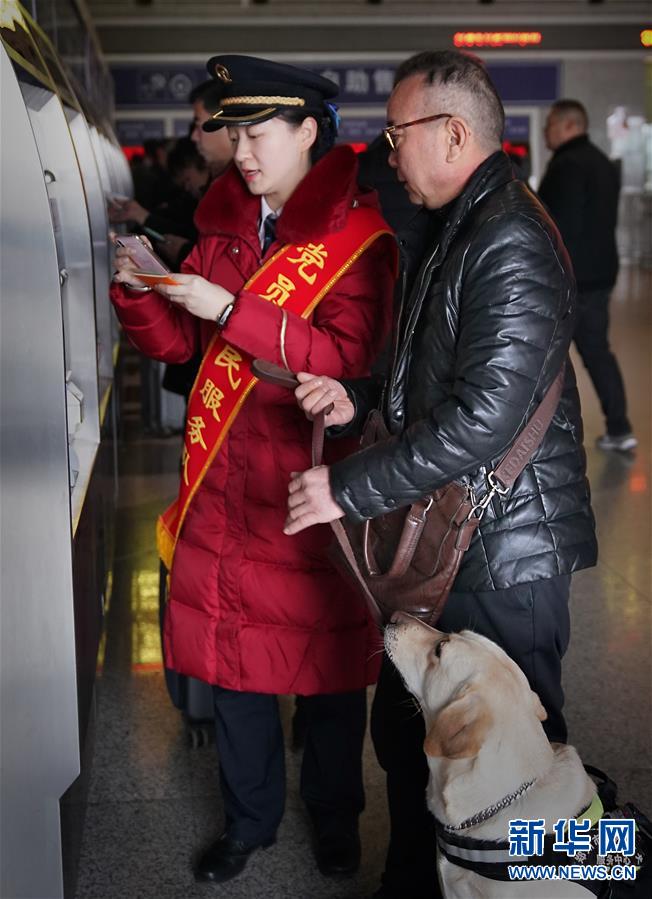 （社会）（5）导盲犬坐高铁：让视障旅客出行无障碍