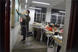 河南太康這位中學老師拄拐上課感動師生