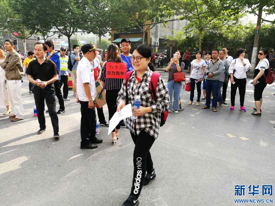 6月7日早上，在河南省实验中学考点门前，参加高考考生信心满满地走进考场。（李志红 摄）