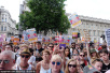 伦敦千人聚集唐宁街抗议联合政府