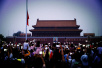 数万游客观看天安门广场升国旗仪式庆“八一”