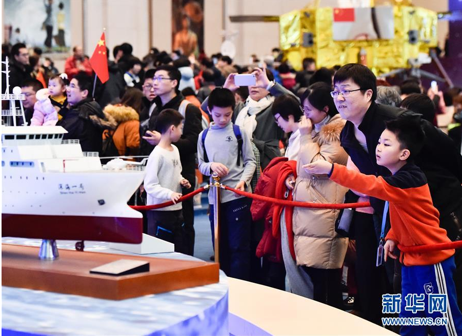 2月10日，家长带着孩子来到中国国家博物馆参观“伟大的变革——庆祝改革开放40周年大型展览”。 春节期间，“伟大的变革——庆祝改革开放40周年大型展览”迎来持续参观热潮，单日现场观众人数最多达6.8万人次。据统计，大年初一至初六，累计现场参观人数超过35.8万人次。 新华社记者李贺摄